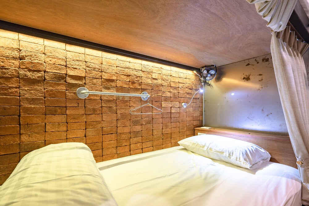 Siam Plug In Hostel 18/50