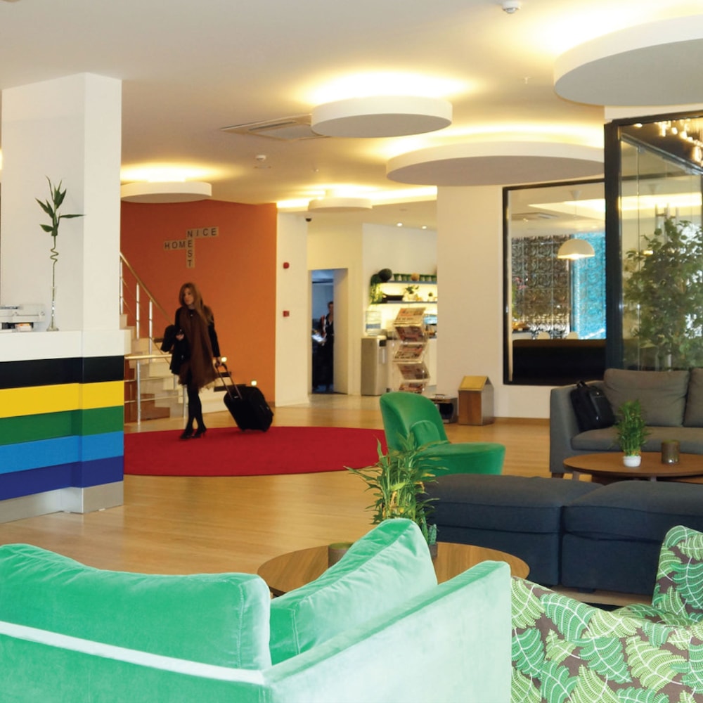 Tempo Suites Airport 7/47