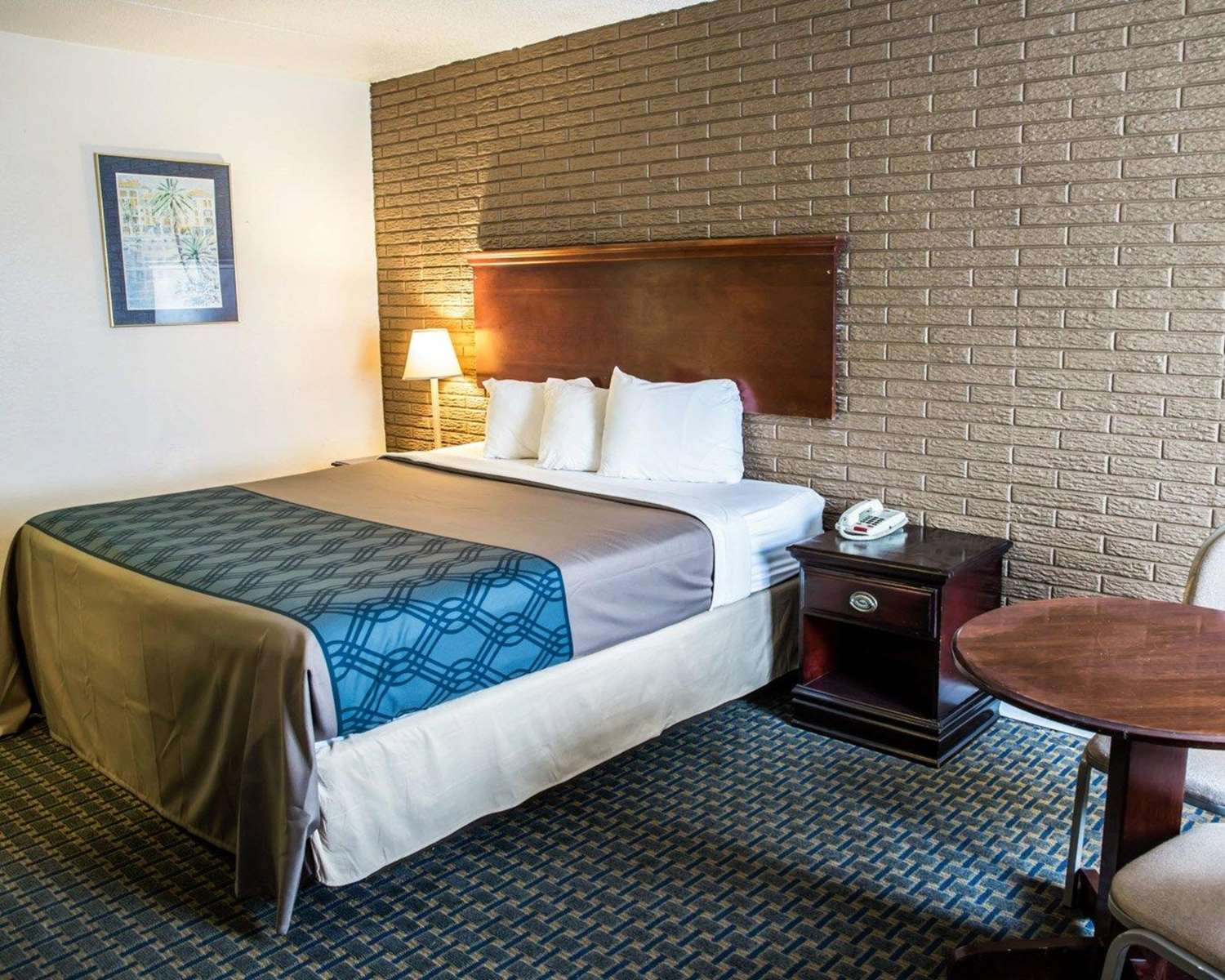 EFFICIENCY, KING BED