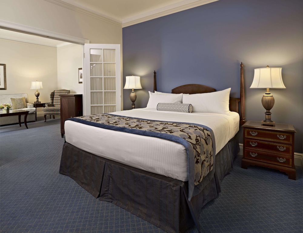 Fairmont Hotel Macdonald 22/62