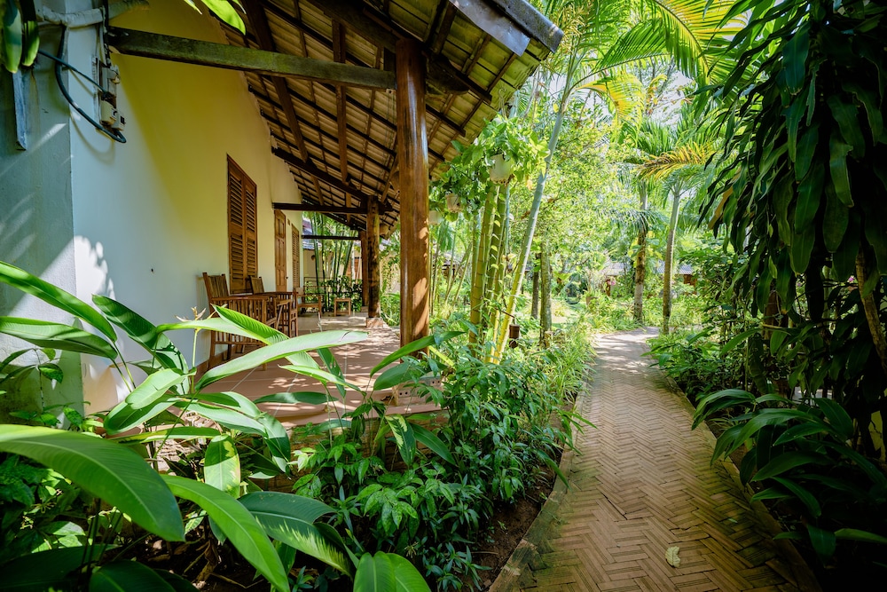 La Mer Resort 7/66