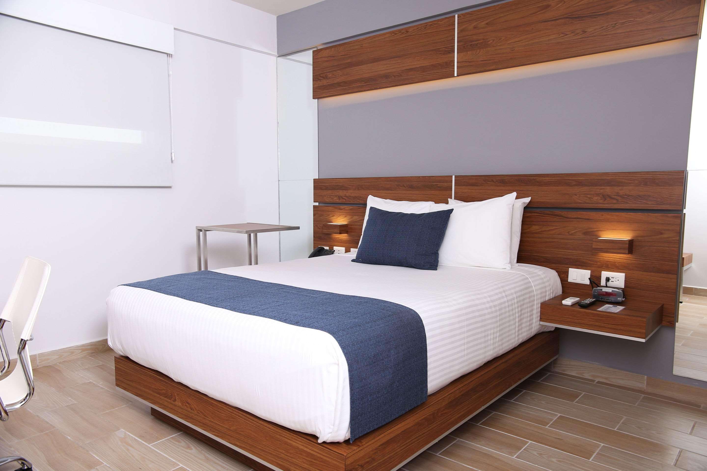 Efficiency, Queen Bed