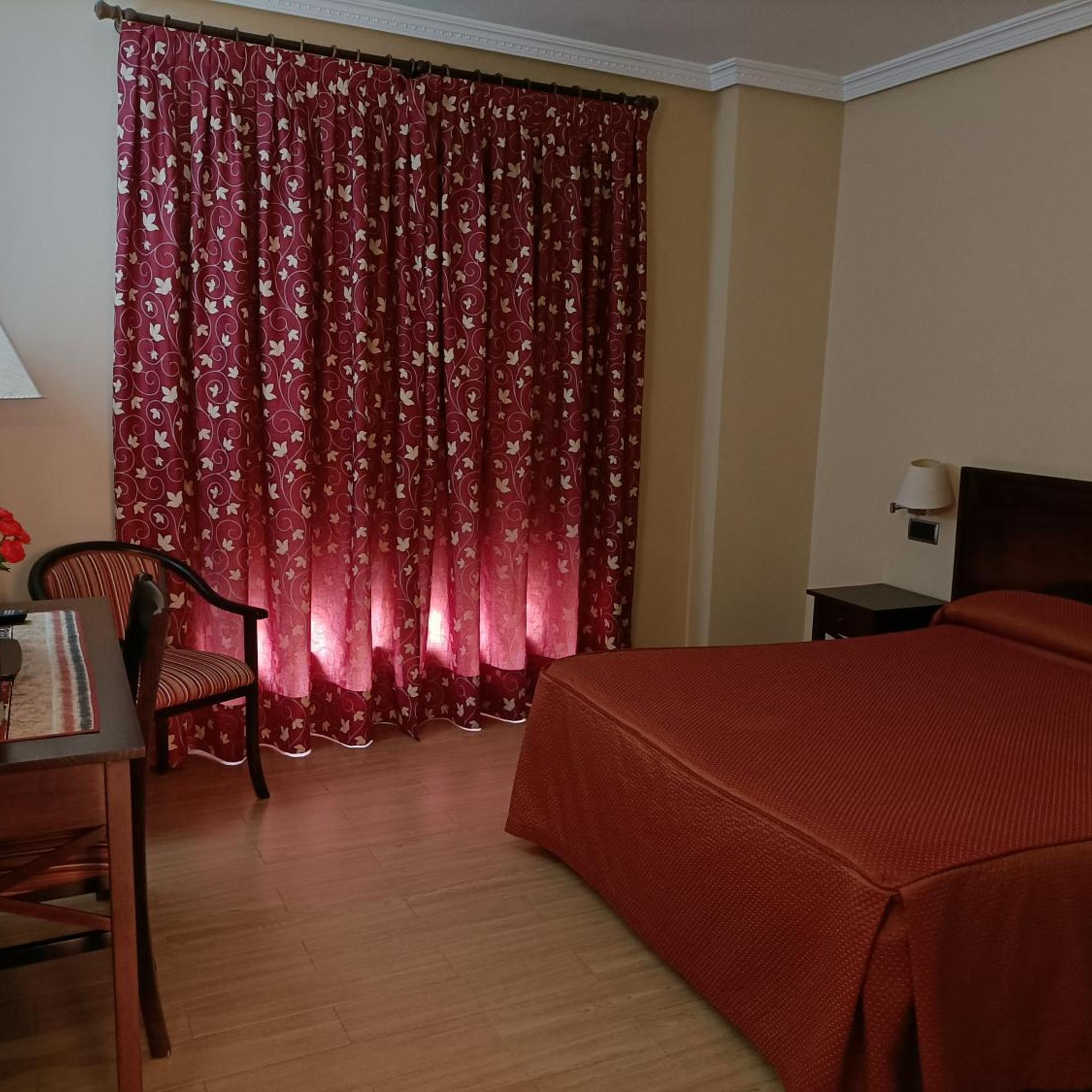 غرفة بسرير كوين بجاكوزي، Hotel Rural El Jardin 3/4