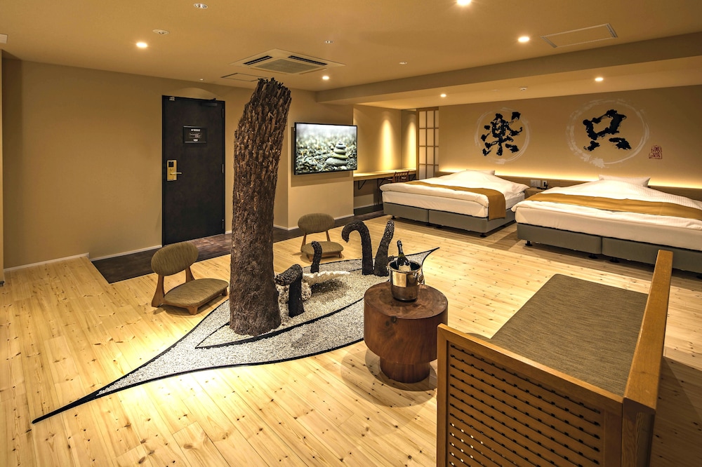 Hotel The Grandee 36/48