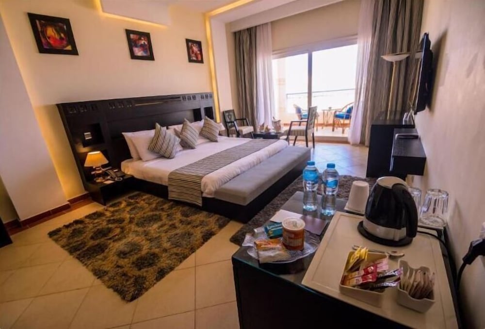 غرفة ديلوكس بسرير مزدوج بإطلالة على الشاطئ، Concorde Moreen Beach Resort & Spa - All Inclusive 2/4