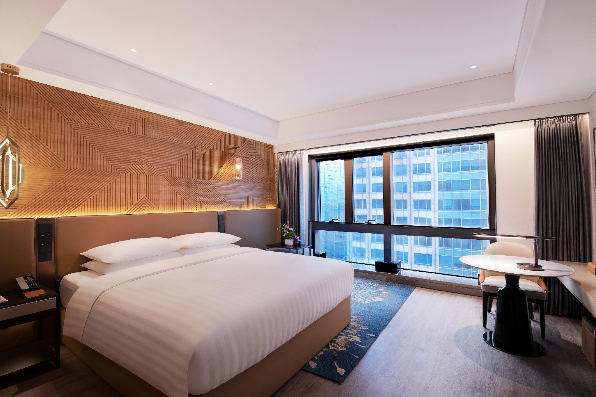 DELUXE, DOUBLE OR TWIN BED