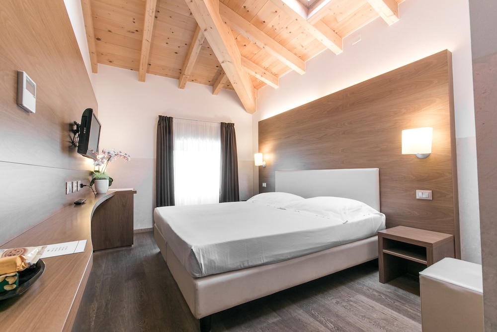 ROOM, DOUBLE BED