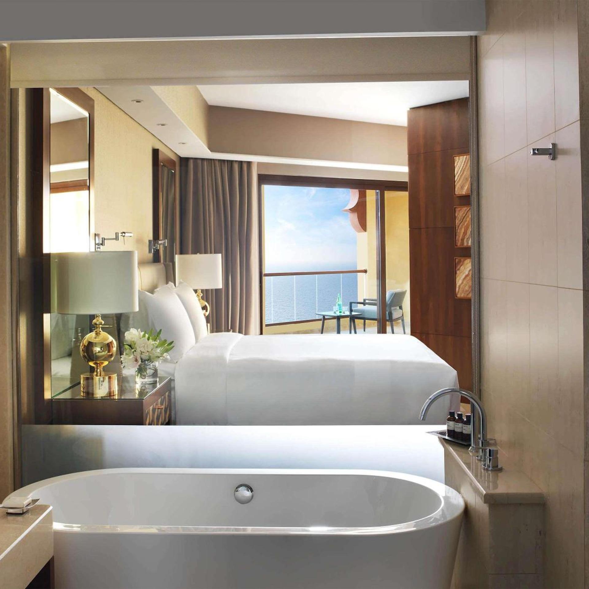جناح ديلوكس بسرير كينج بغرفتي نوم، Fairmont Ajman 6/9