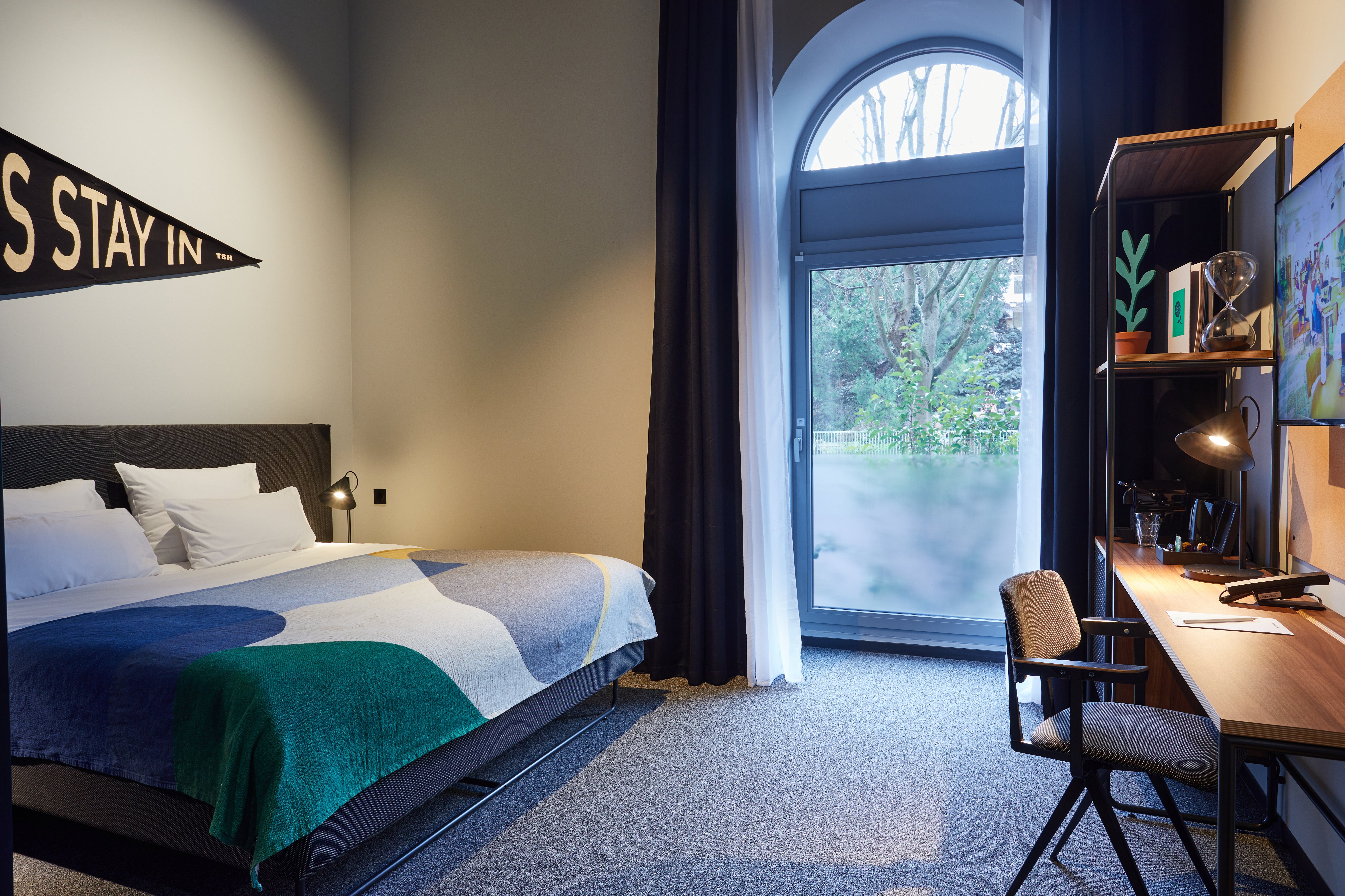 DELUXE, KING BED