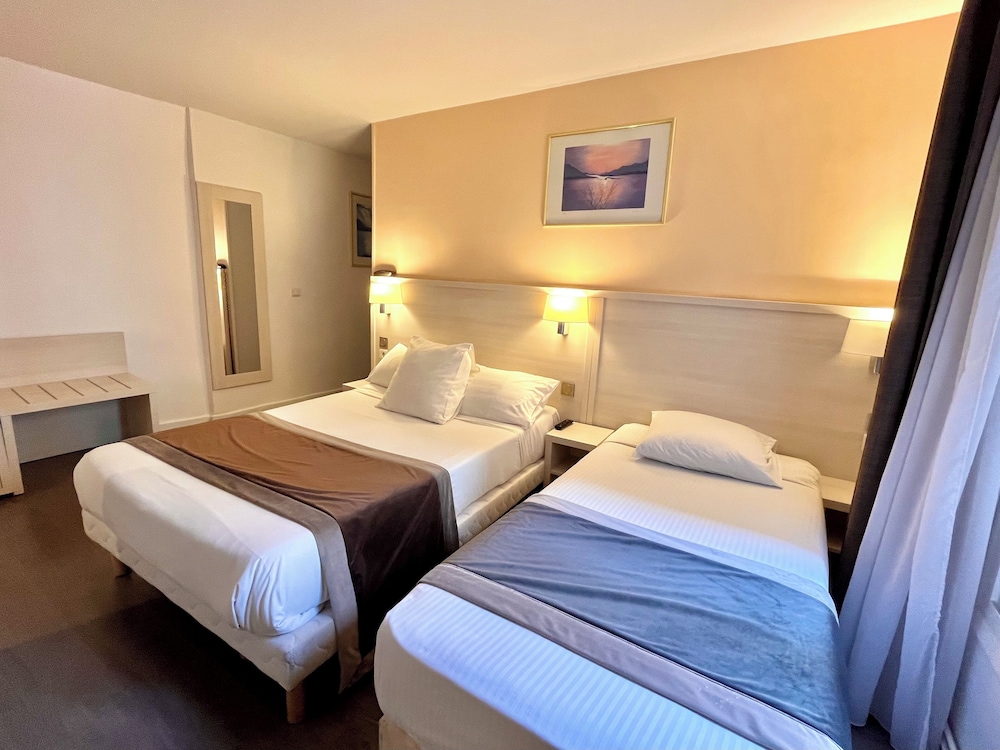 LUXOR BASTILLE HOTEL 29/61