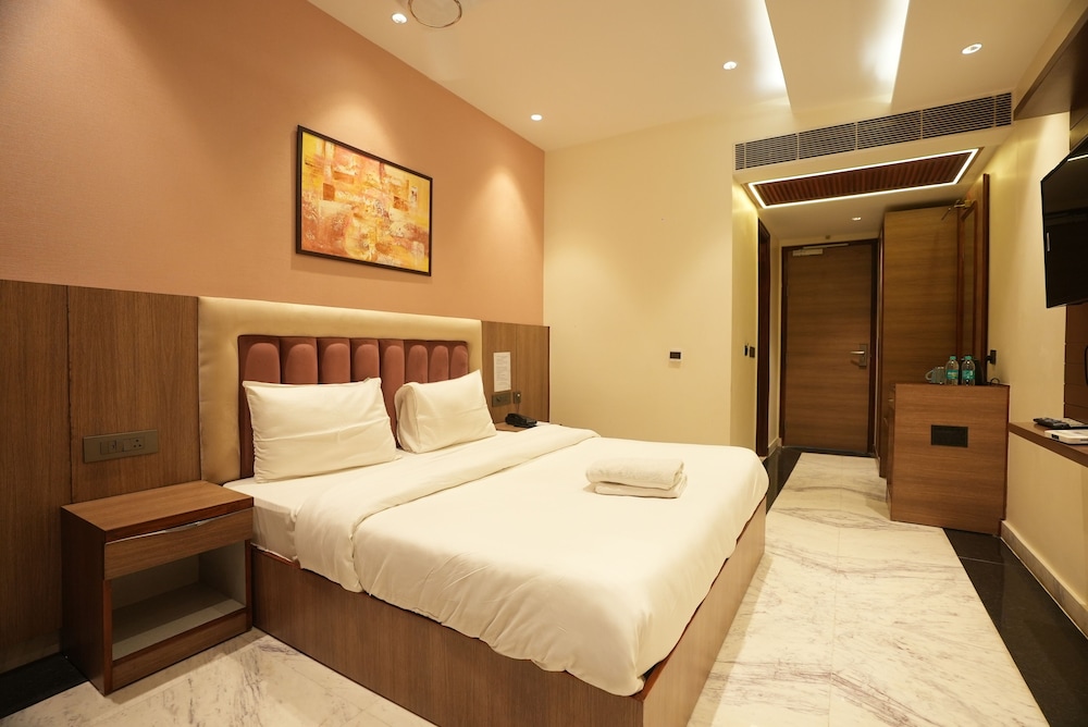 Lime Tree Hotels & Banquet Greater Noida 16/50