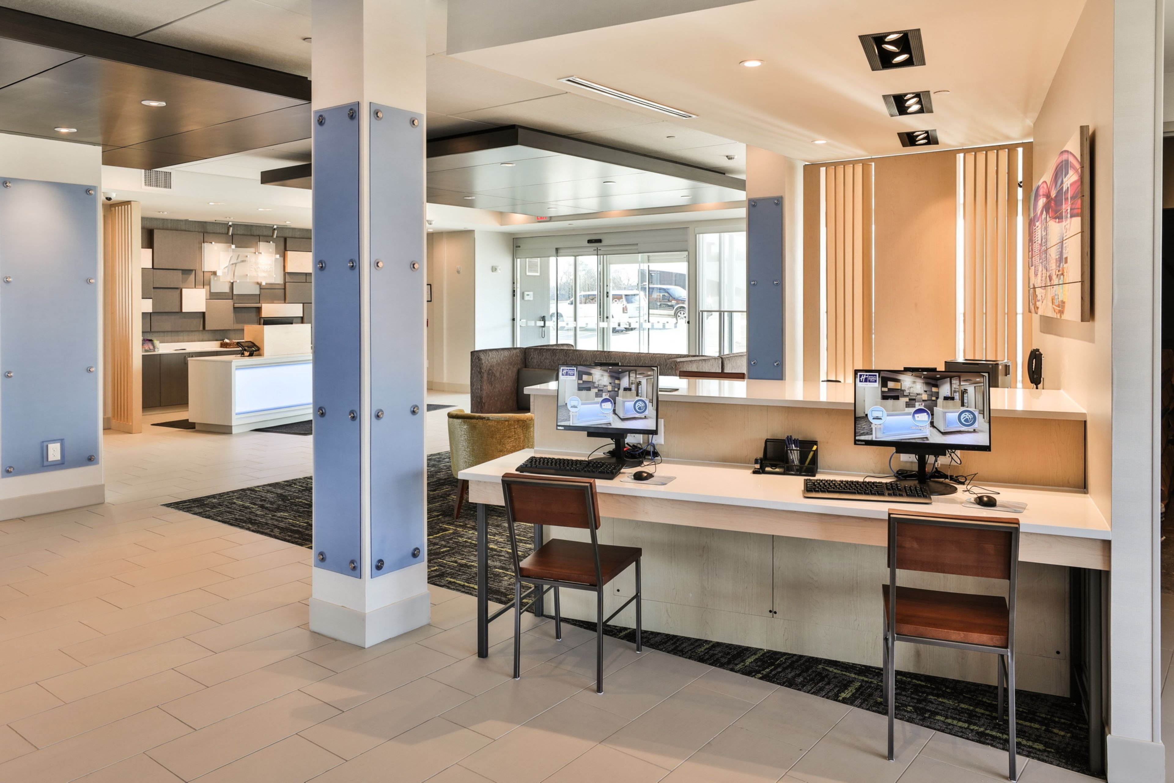 Holiday Inn Express & Suites Nashville Metrocenter Downtown 55/64