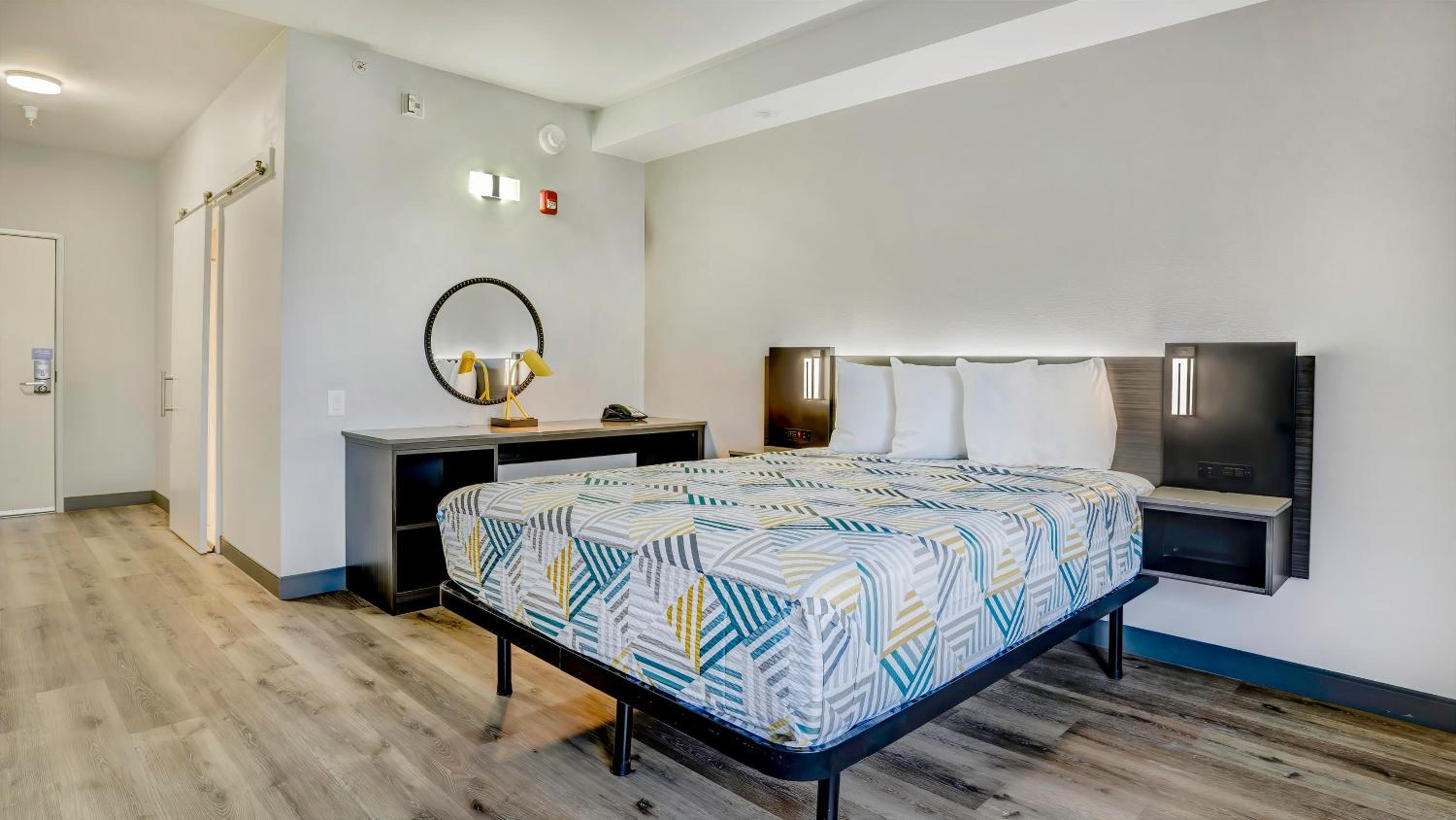 1 Queen Bed - ADA/RI Shower/Non-Smoking