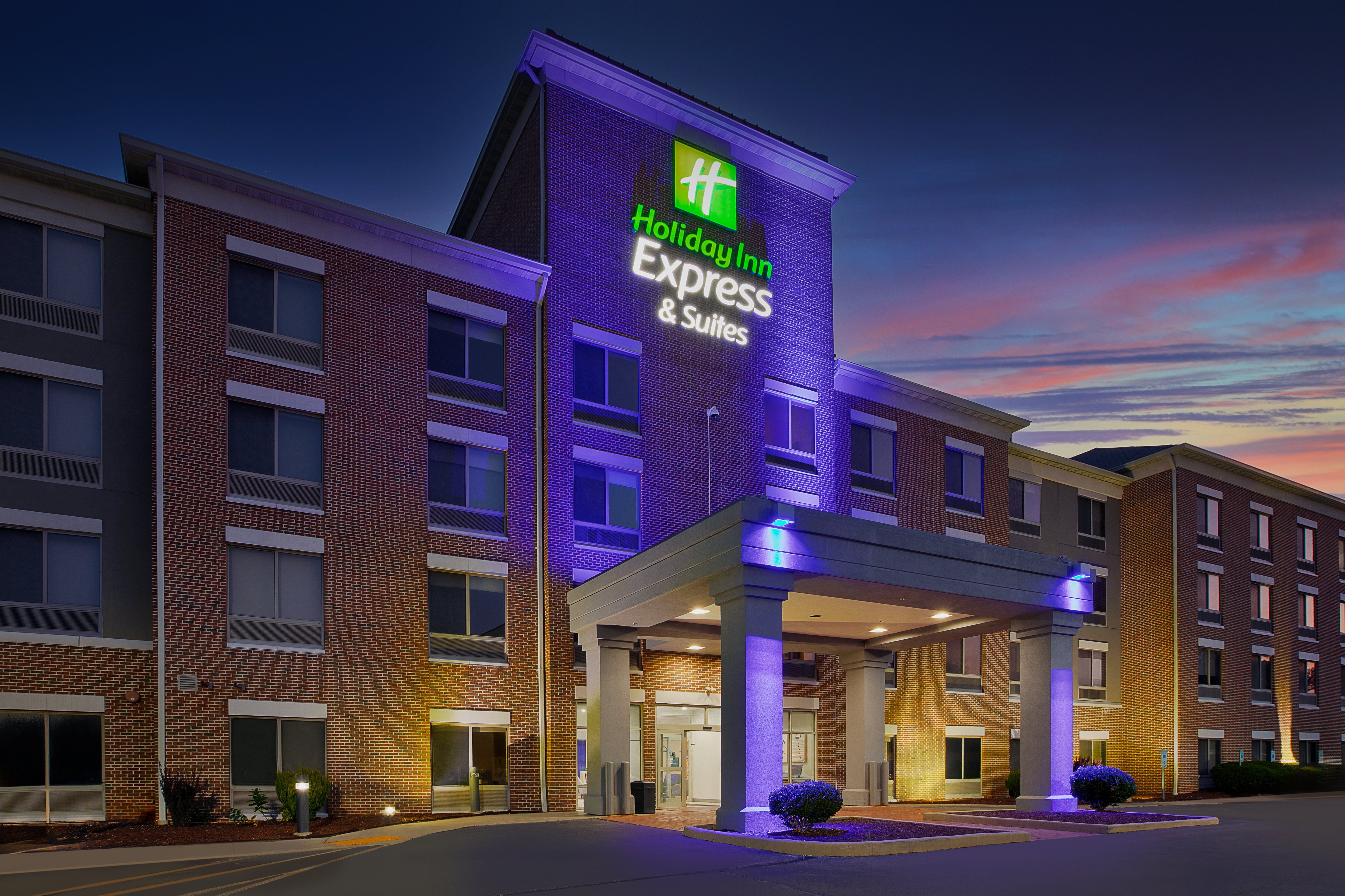 Holiday Inn Express And Suites Milwaukee Nw Park Place 4/79