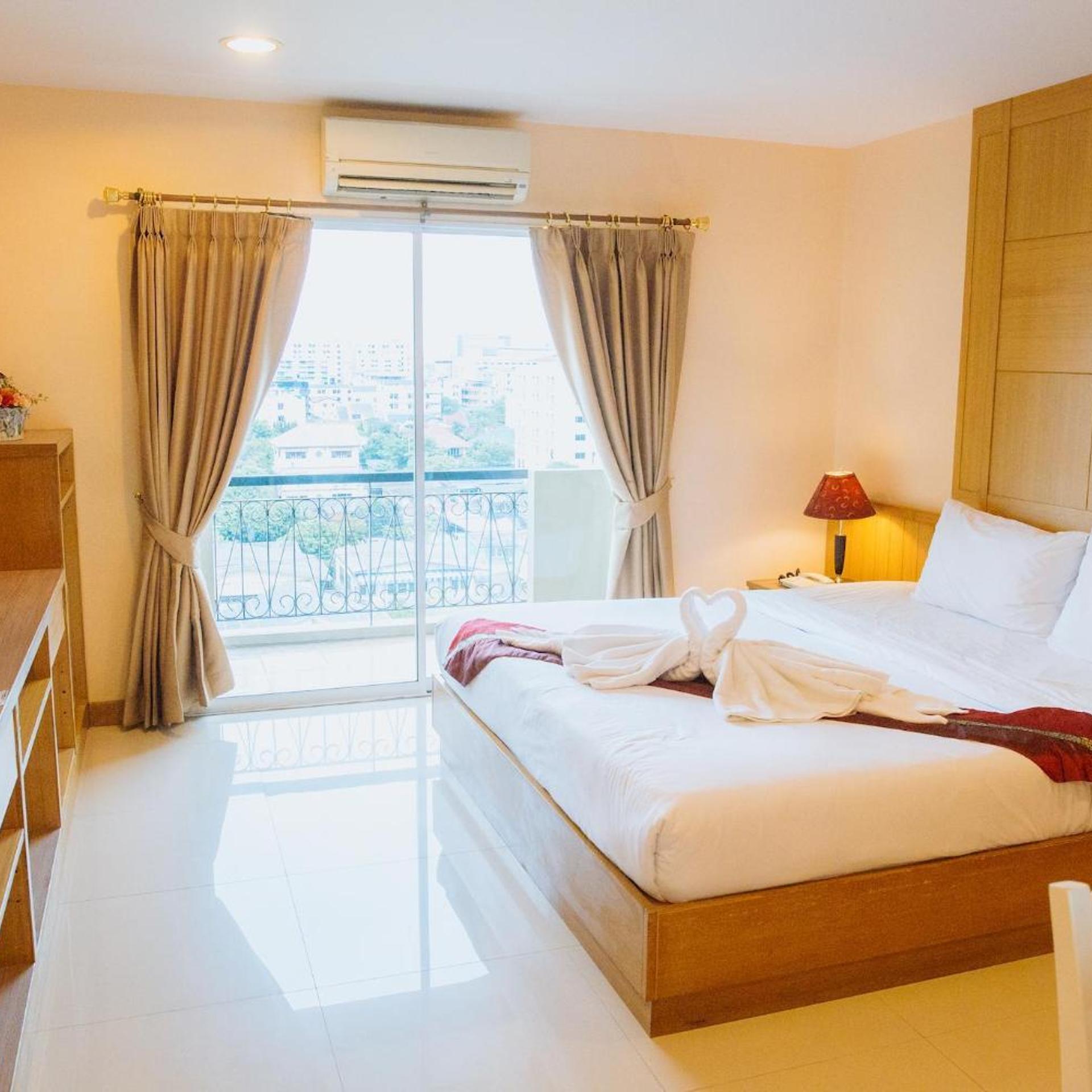 Deluxe, Metro, Double or Twin Bed