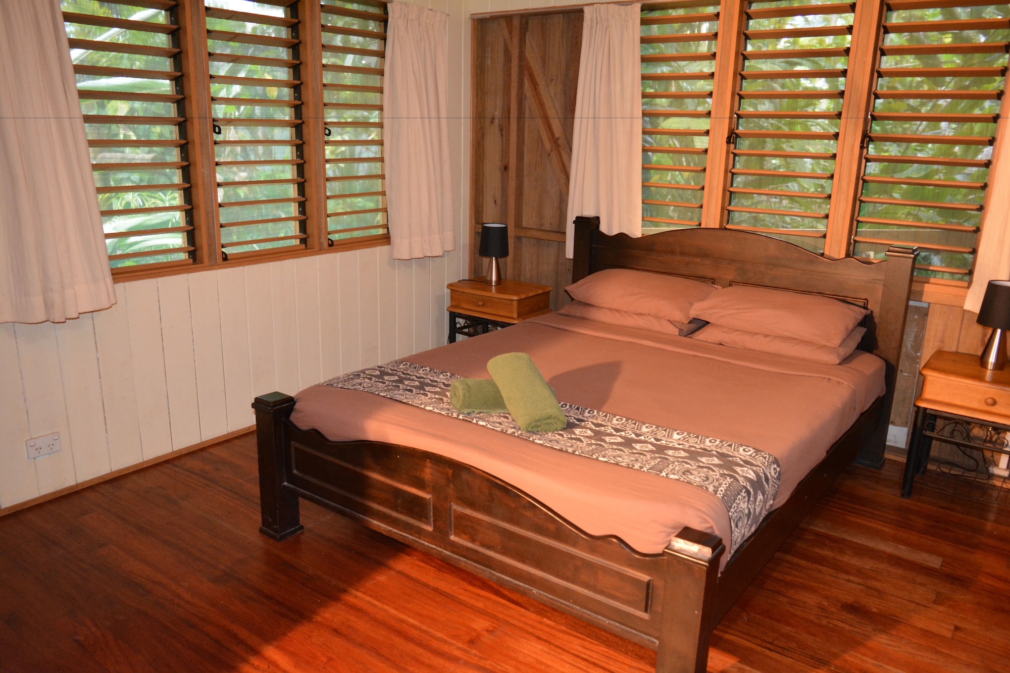 Bure, 1 Queen and 4 Single Beds
