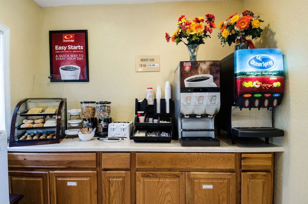Econo Lodge West Yarmouth on Cape Cod 30/38