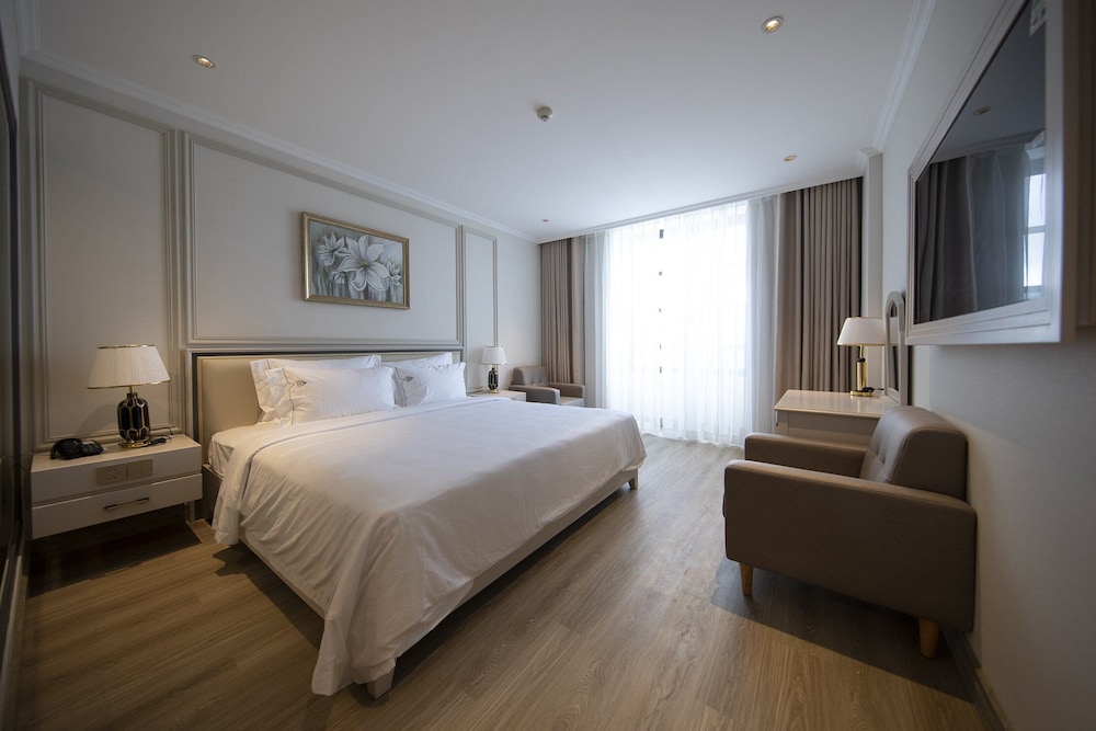 Deluxe, Queen Bed, City View
