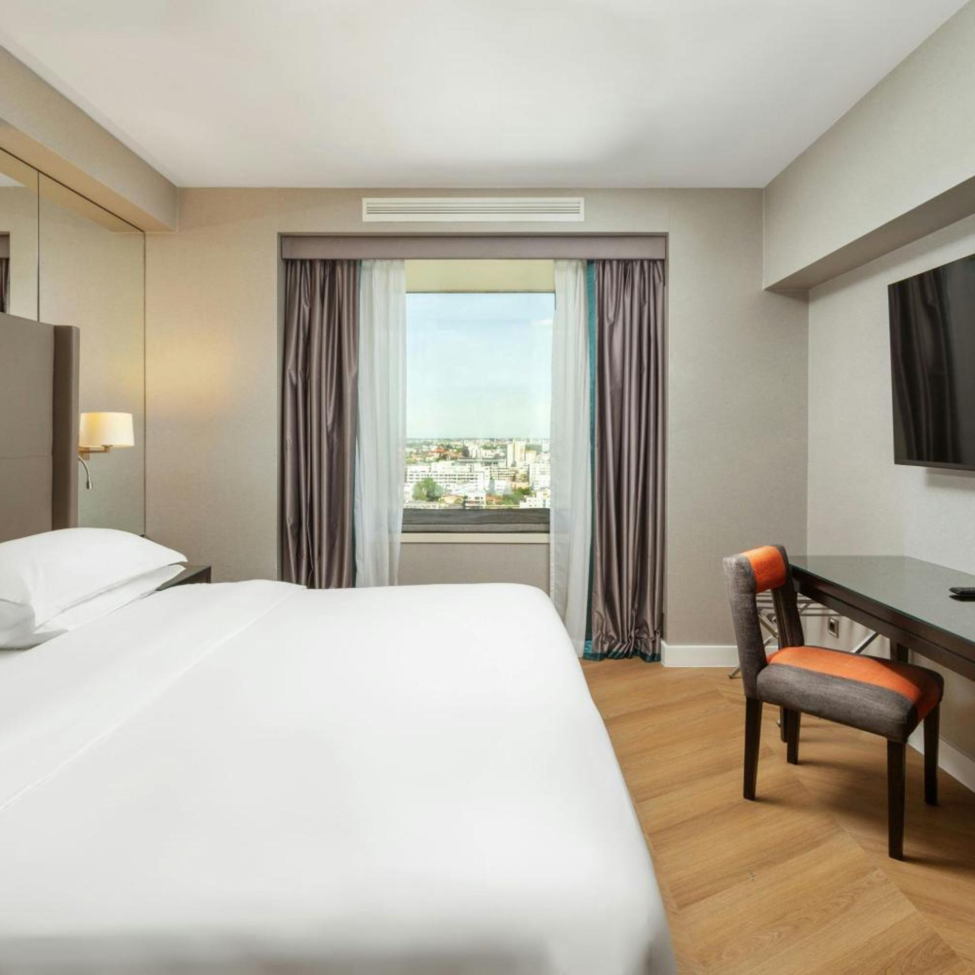 Guest Room, Executive, King Bed, Skyline View