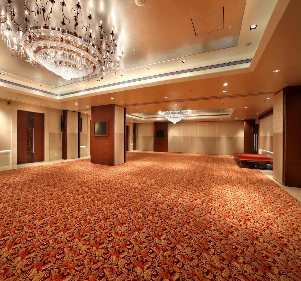 Mahagun Sarovar Portico Suites 23/38