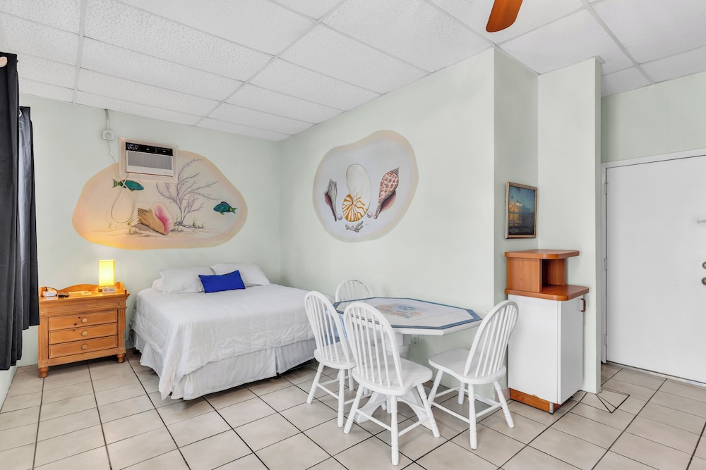 Queen Bed, Den