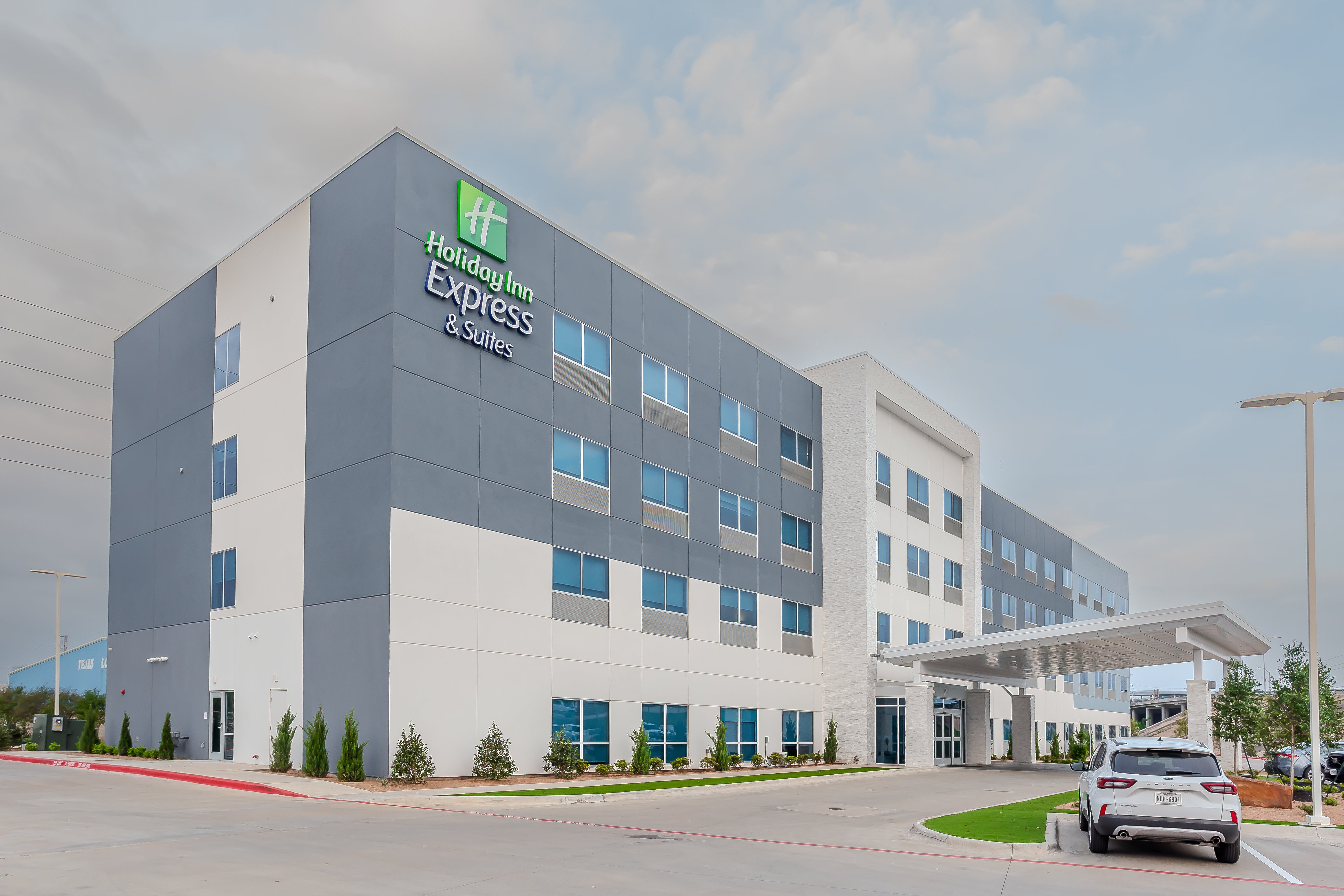 Holiday Inn Express and Suites Waco Downtown by IHG 2/40