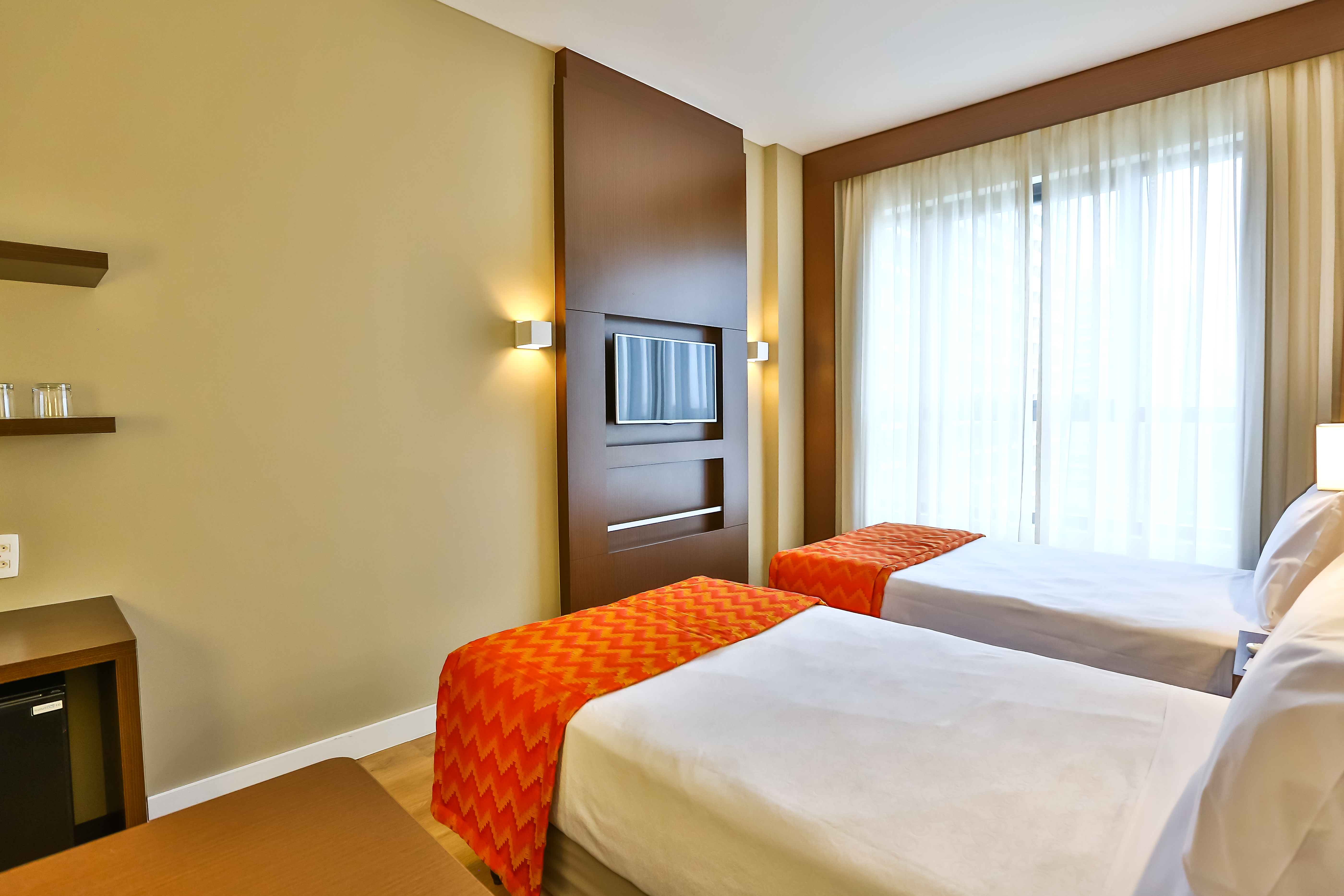 SUITE, TWIN BEDS