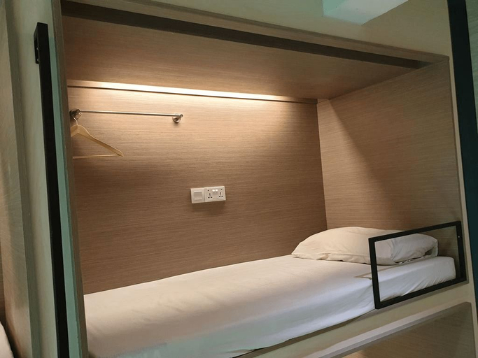 Capsule, Family, Shared Bathroom