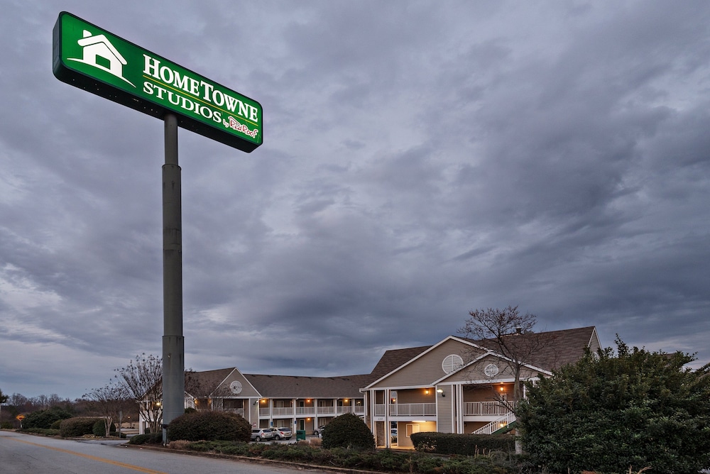HomeTowne Studios by Red Roof Spartanburg - Asheville Highway 28/37