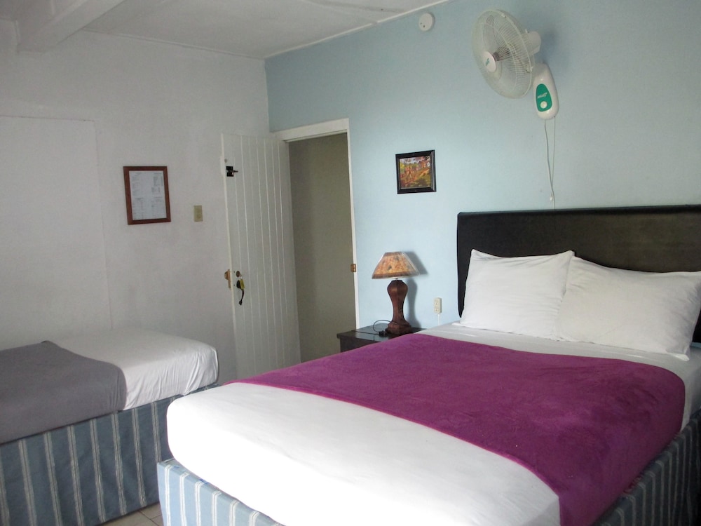 ECONOMY, QUEEN BED, PRIVATE BATHROOM