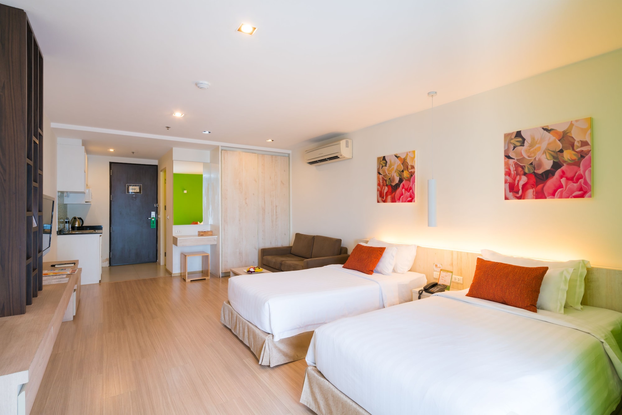 DELUXE ROOM