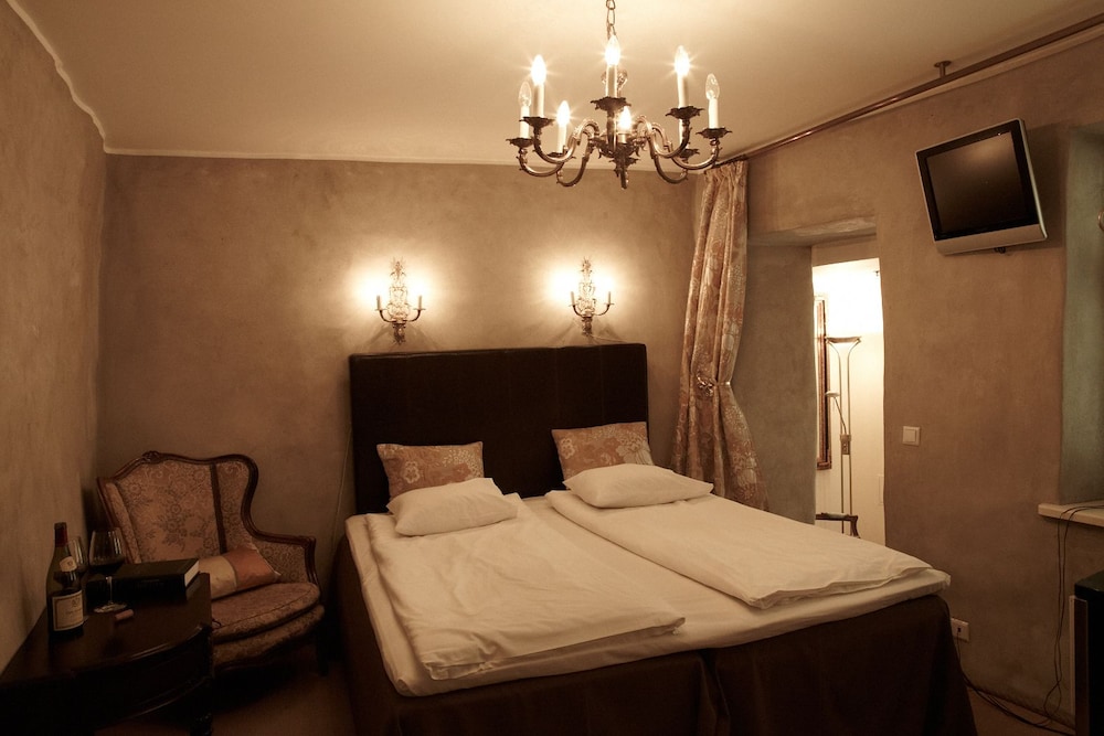 Cru Hotel 40/74