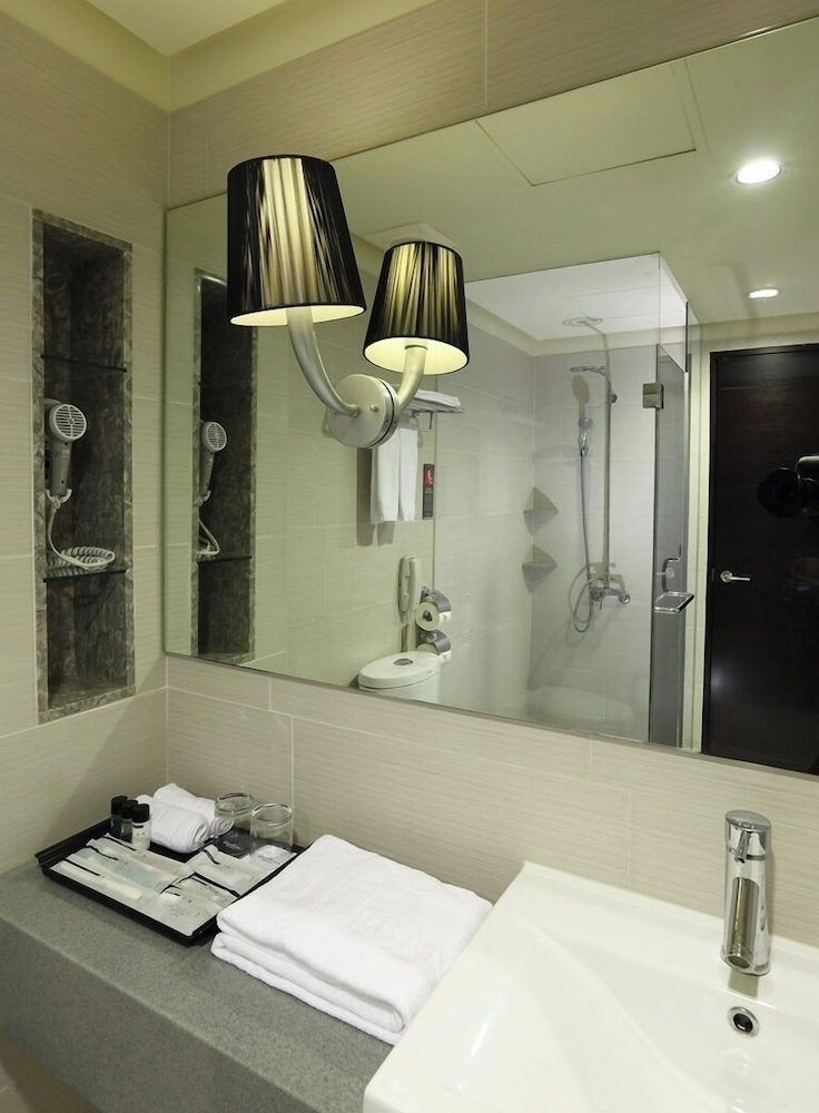 Urban Hotel 33 68/69