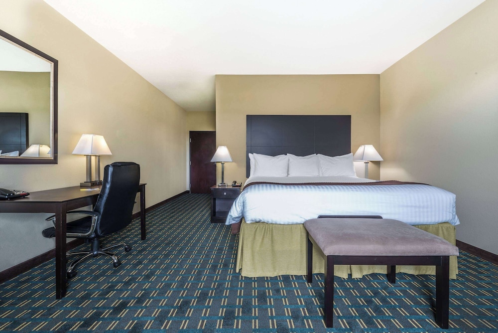 Days Inn & Suites by Wyndham Mineral Wells 11/37