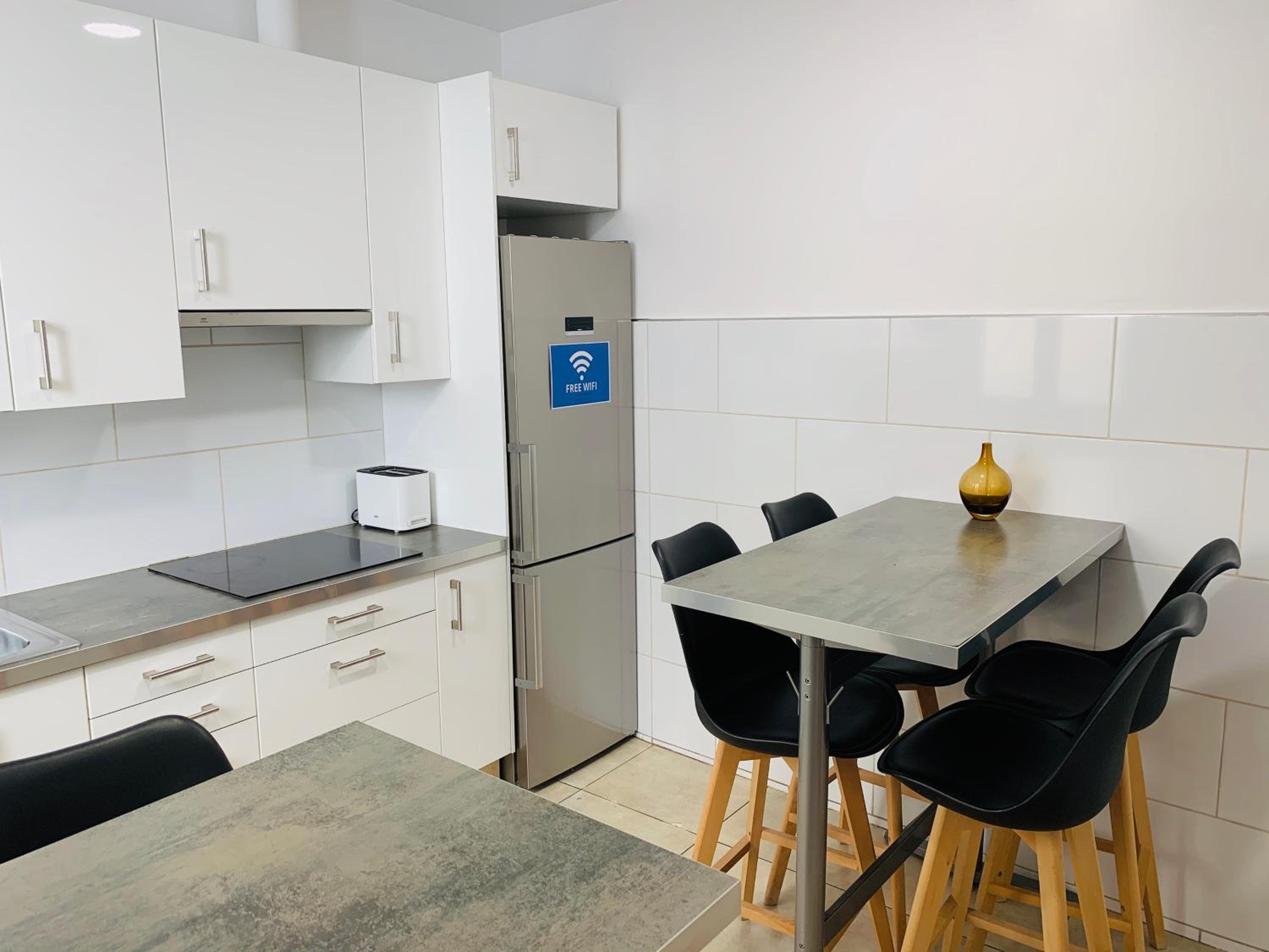 Super Balmes Guest House 9/16