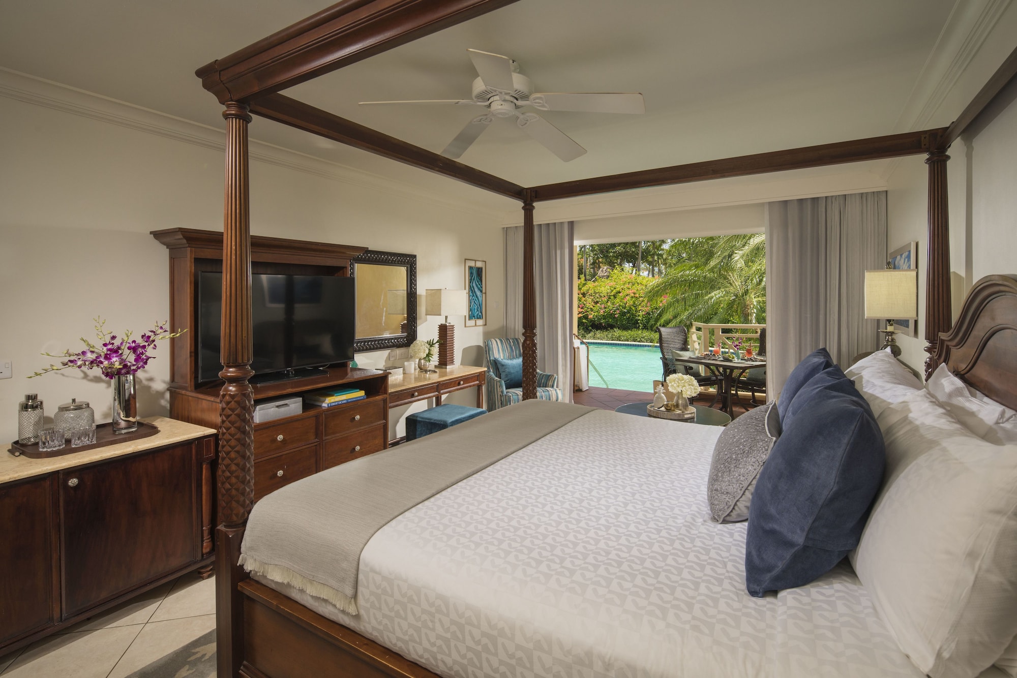 1 Bedroom, Swim Up, Lagoon, Club, King Bed, Pool View