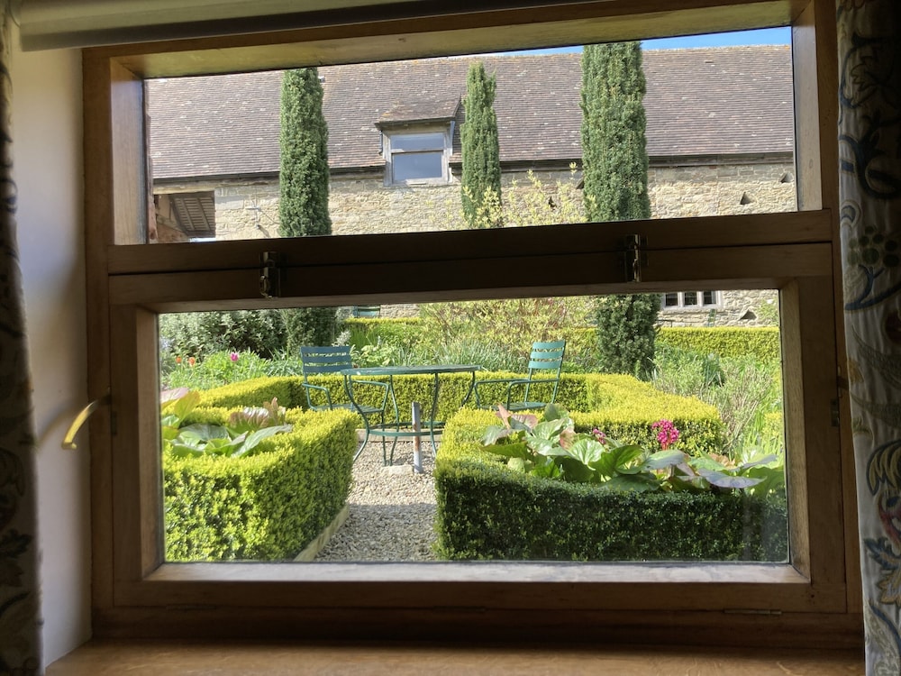 Old Downton Lodge 26/50
