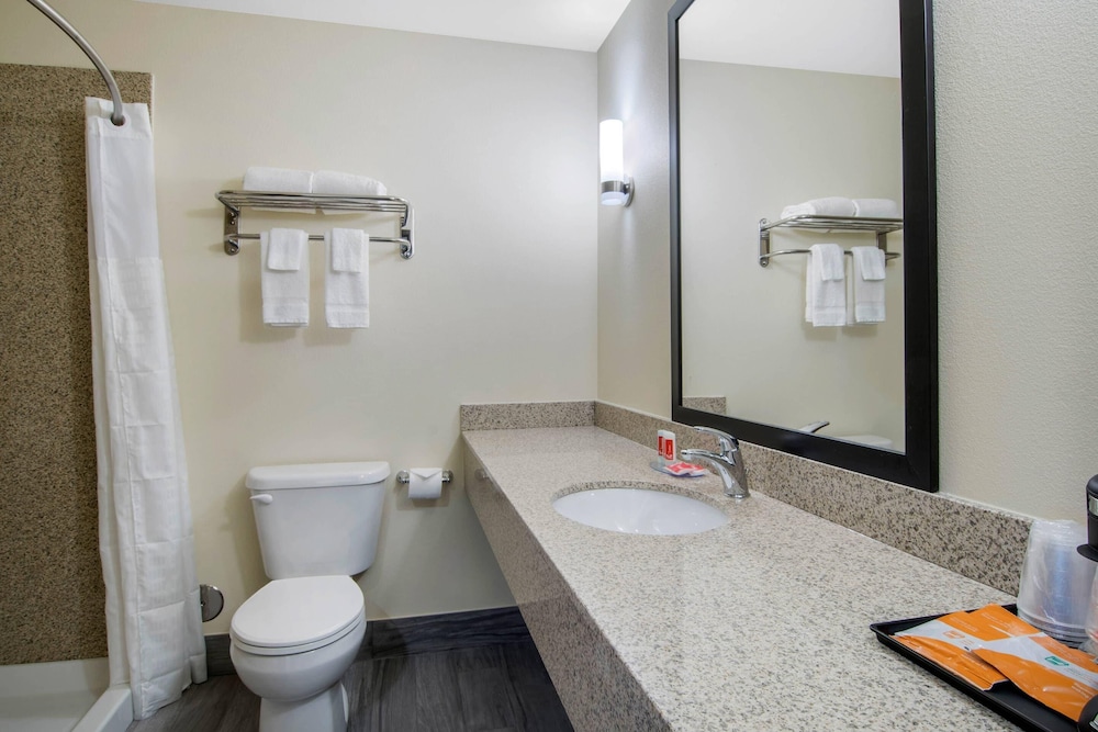 Econo Lodge Inn & Suites Springfield Main Street 60/63