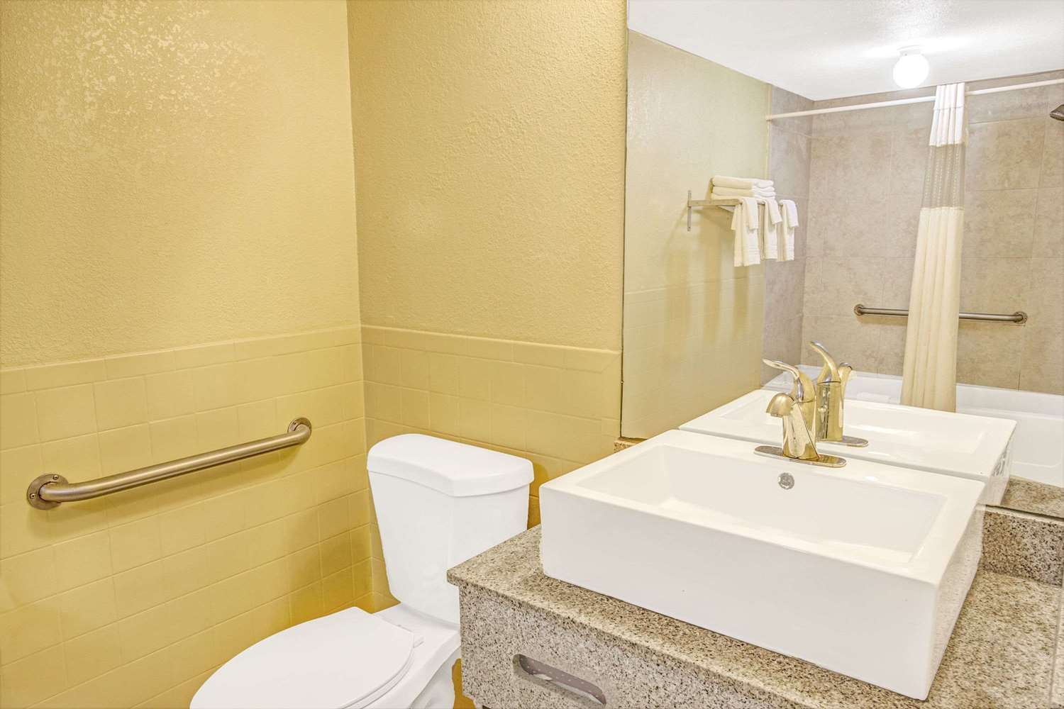 Days Inn by Wyndham St. Petersburg Central 20/23