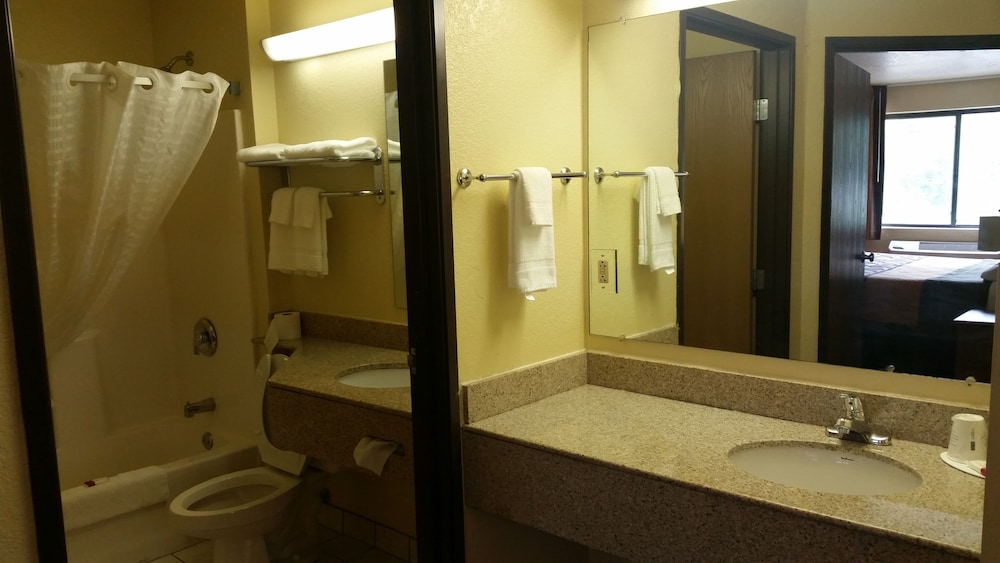 Super 8 by Wyndham Wheeling/Saint Clairsville OH Area 34/36