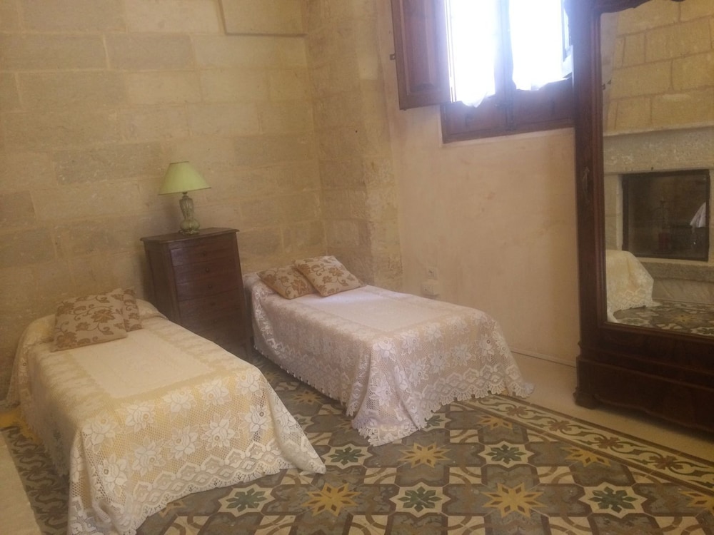 جناح بسرير مزدوج وسريرين منفصلين بغرفتي نوم