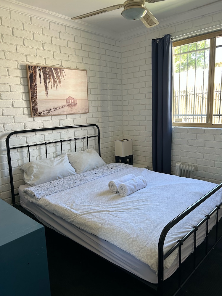 ROOM, DOUBLE BED