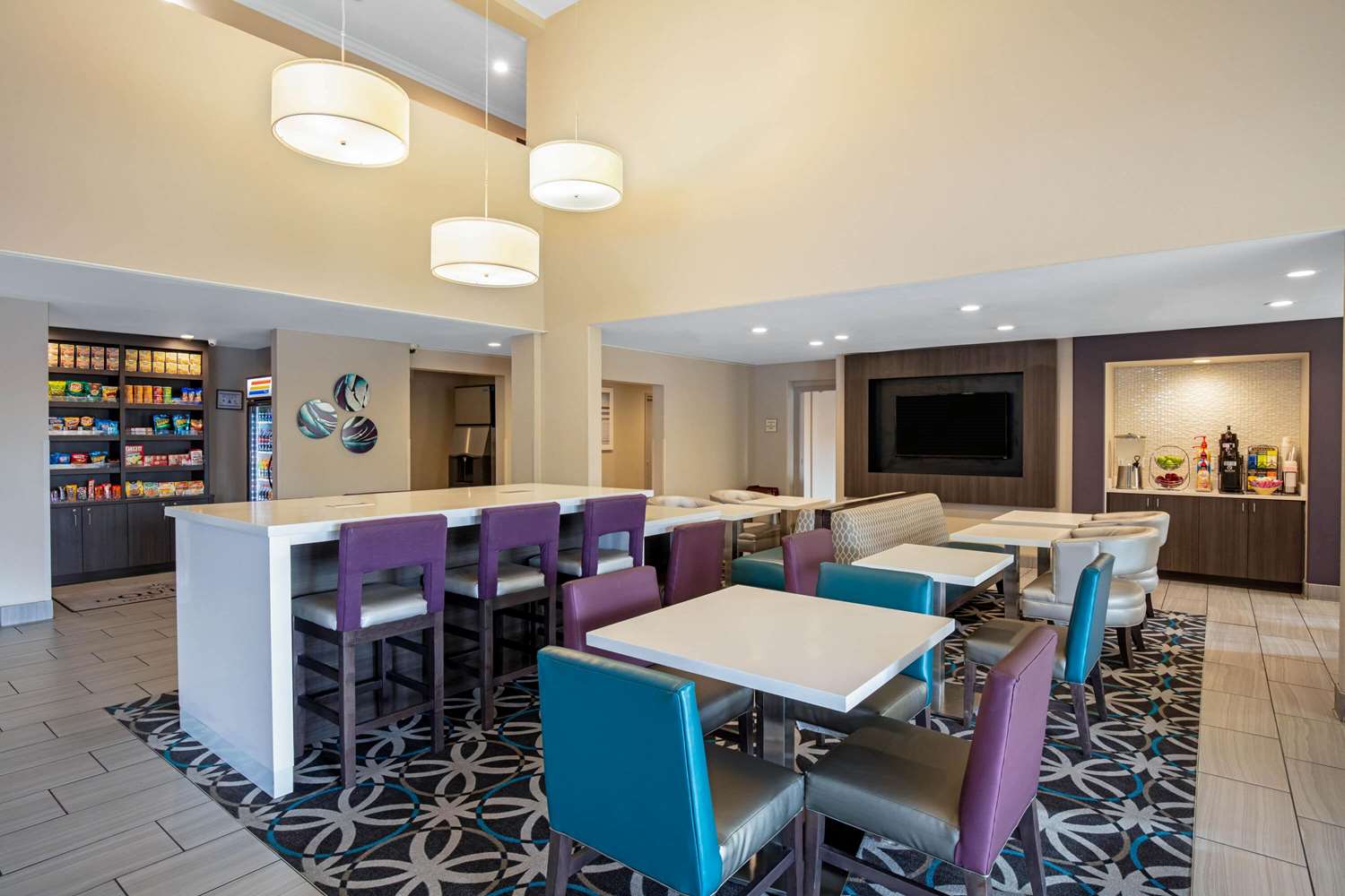 La Quinta Inn and Suites by Wyndham Las Vegas Nellis 8/11