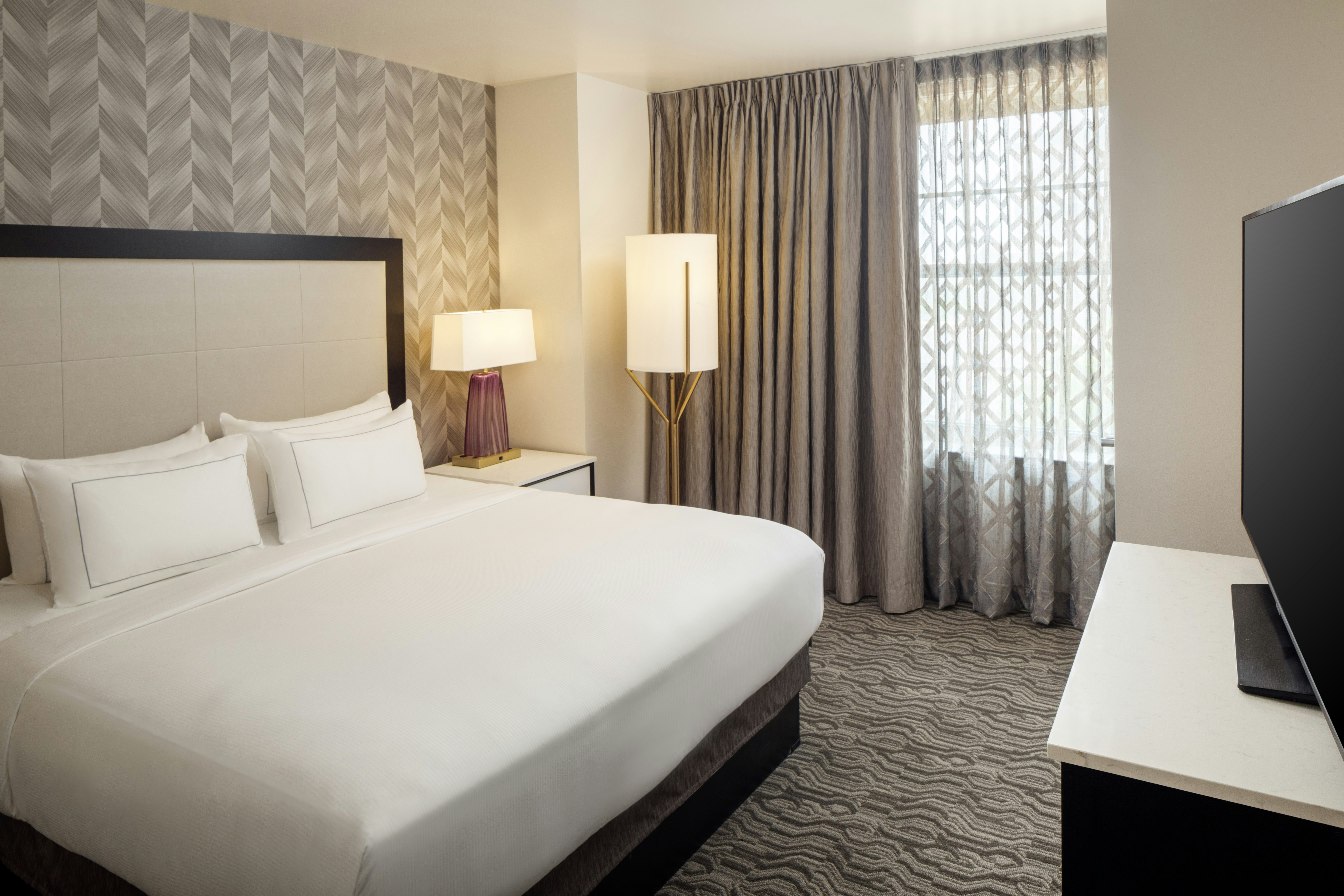 SUITE, KING BED, CORNER