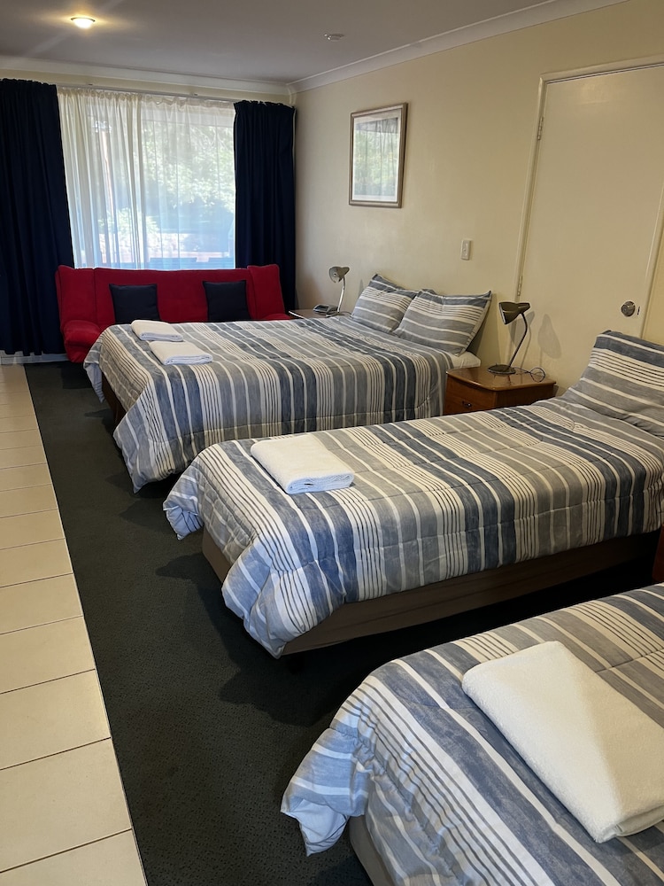 Emu Point Motel 11/70