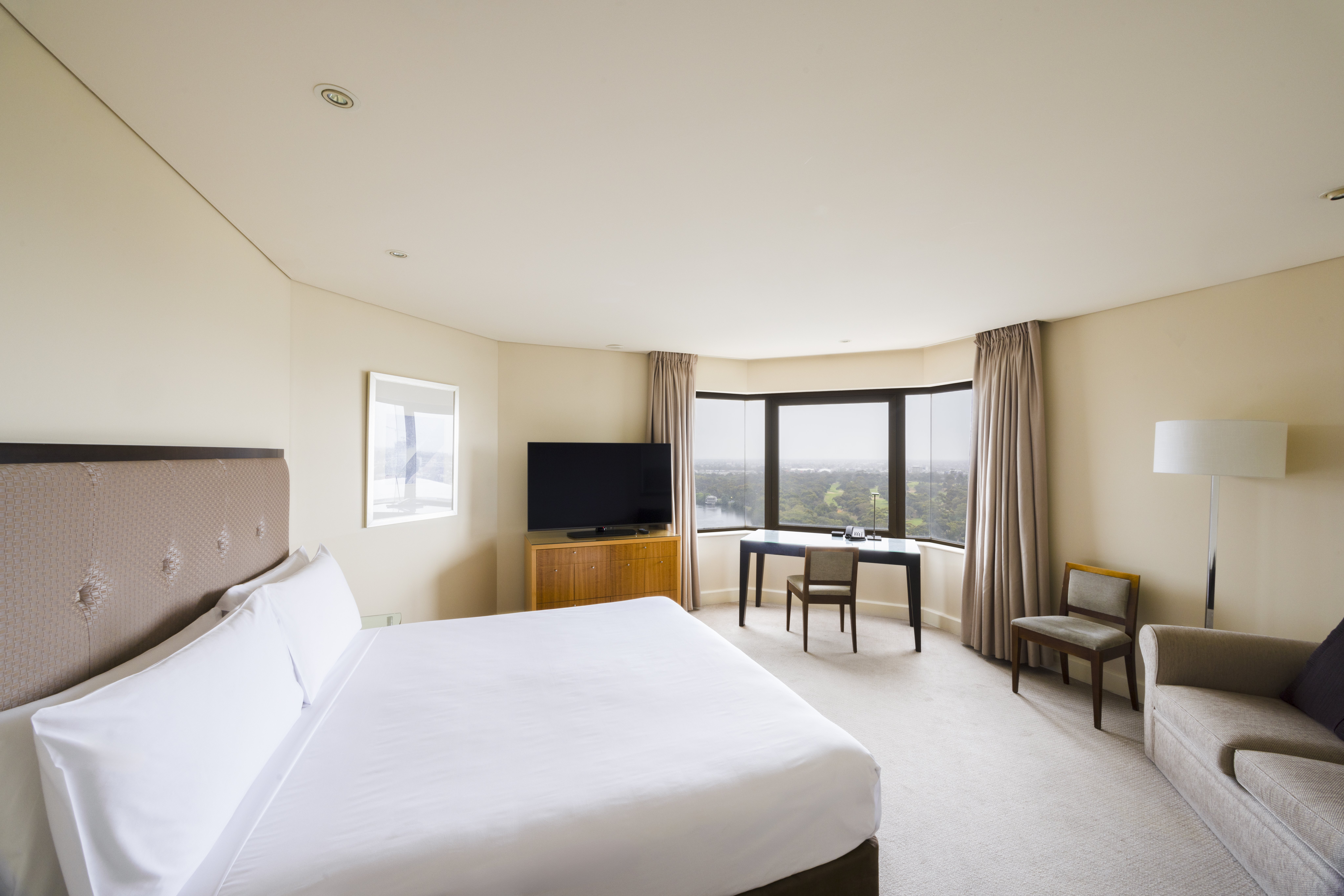 Club Intercontinental, King Bed, River View