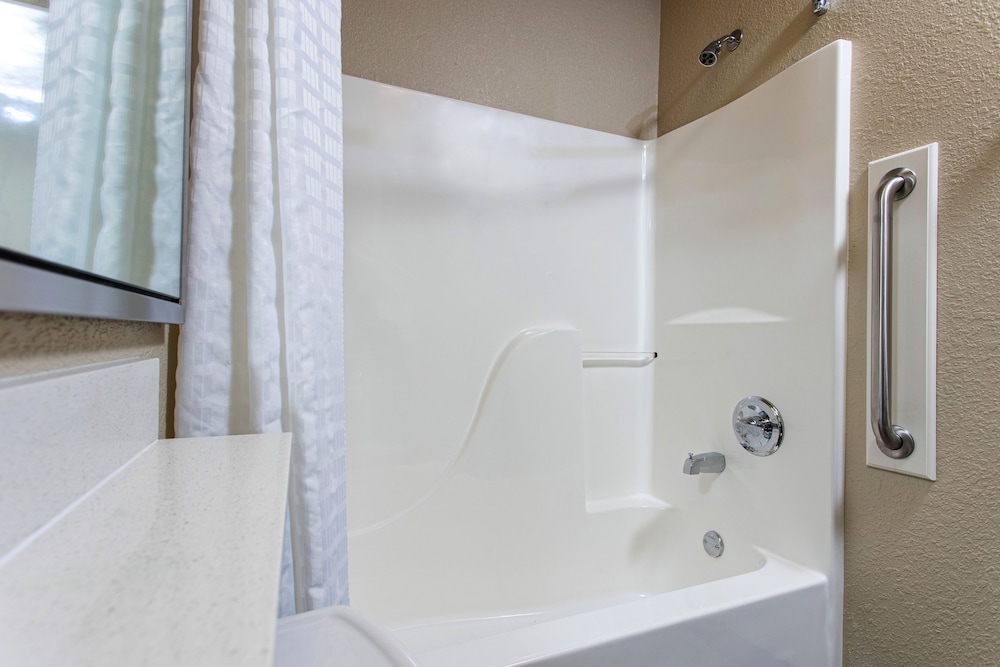 Candlewood Suites Appleton 8/38