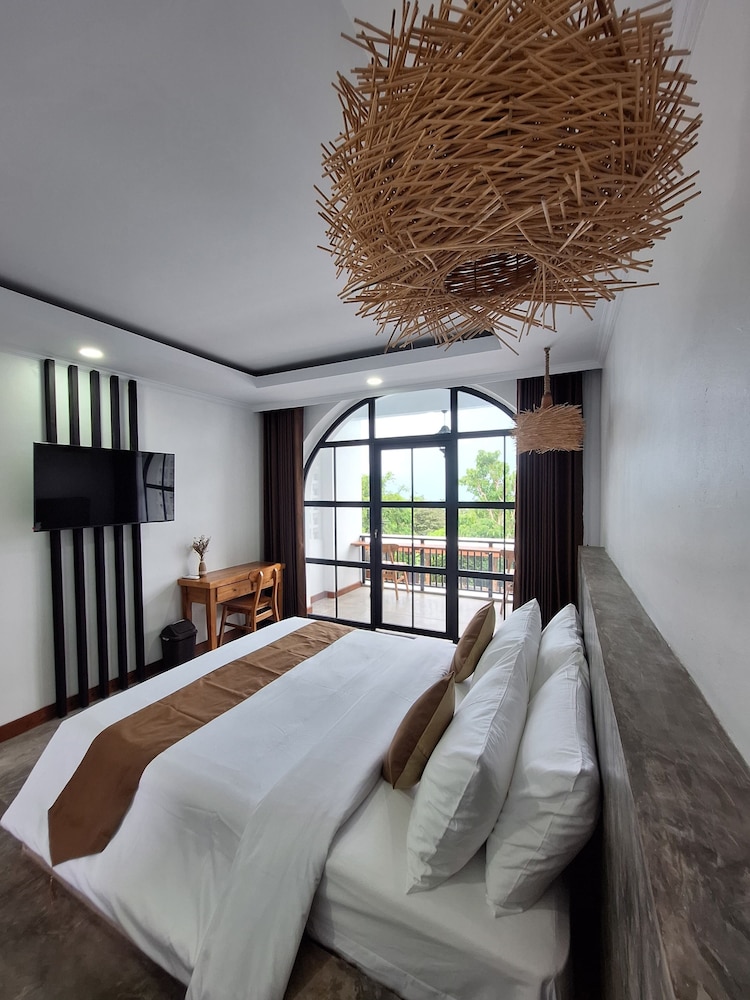 DELUXE, DOUBLE BED