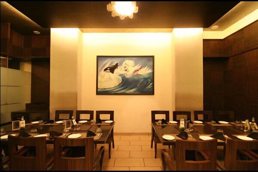 Hotel Dhiraj 18/19