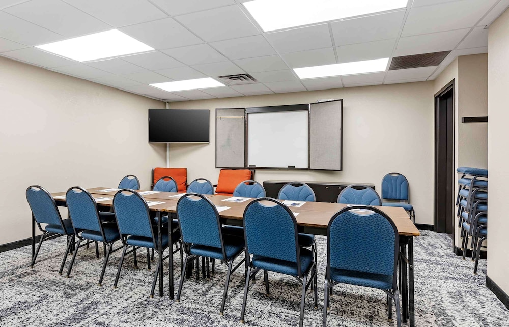 Comfort Suites Buffalo Airport 18/25